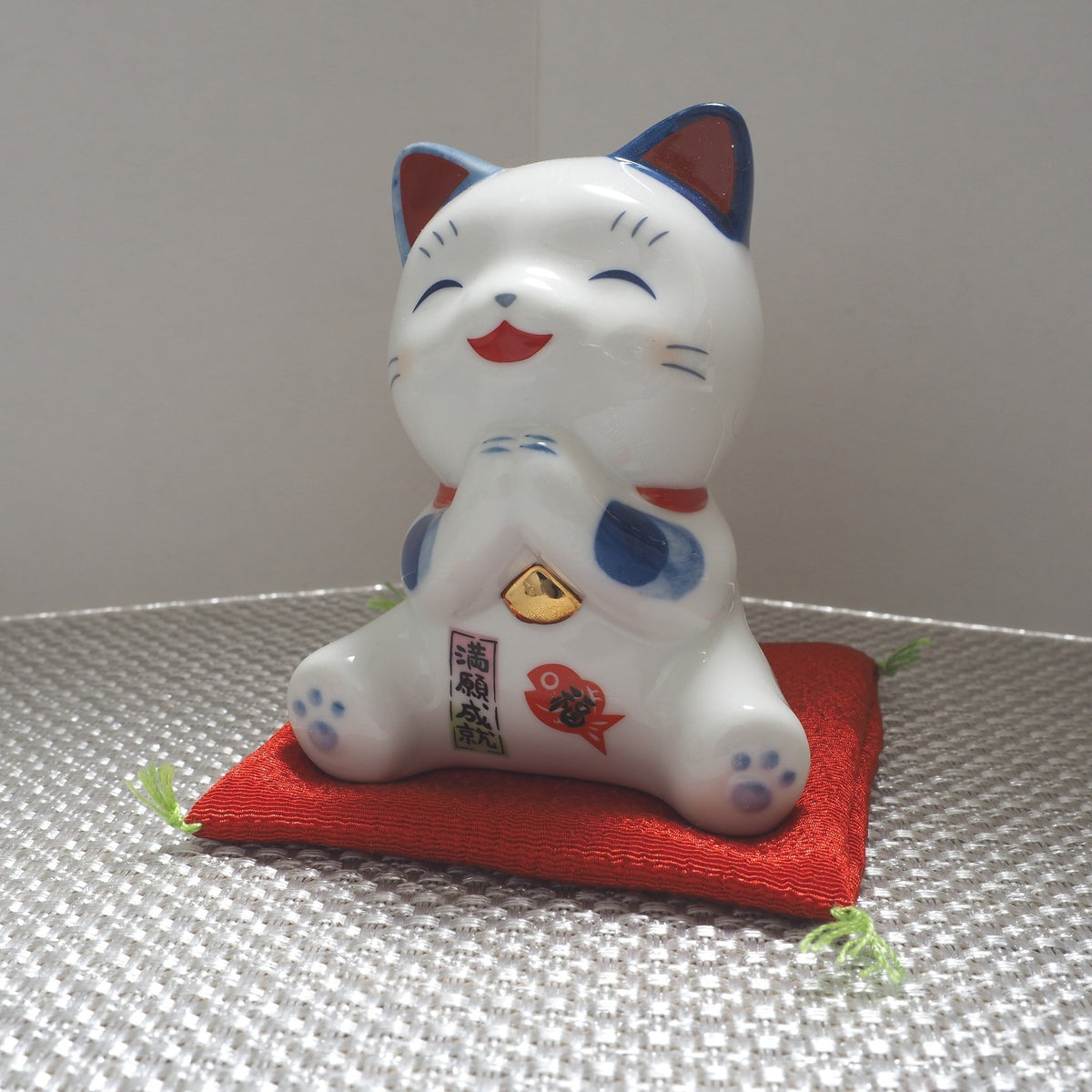 Blue & White Lucky Cat Figurine – Smiling Maneki Neko in a Wishing Pose | Yakushigama