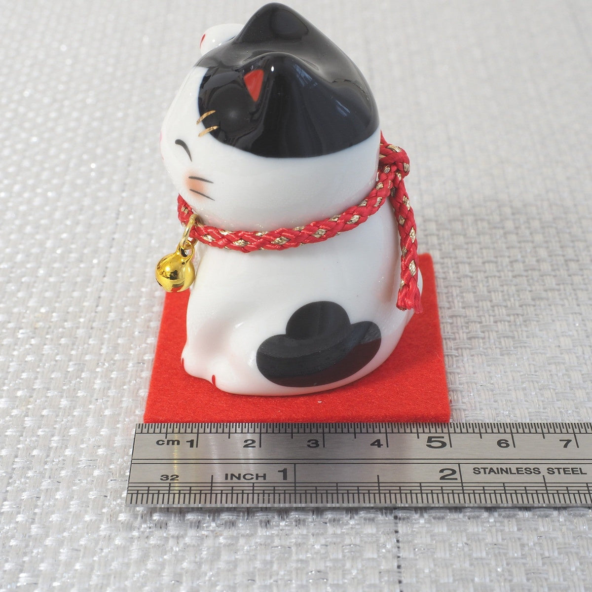 Japanese Lucky Cat Figurine – Tuxedo Maneki Neko | Yakushigama