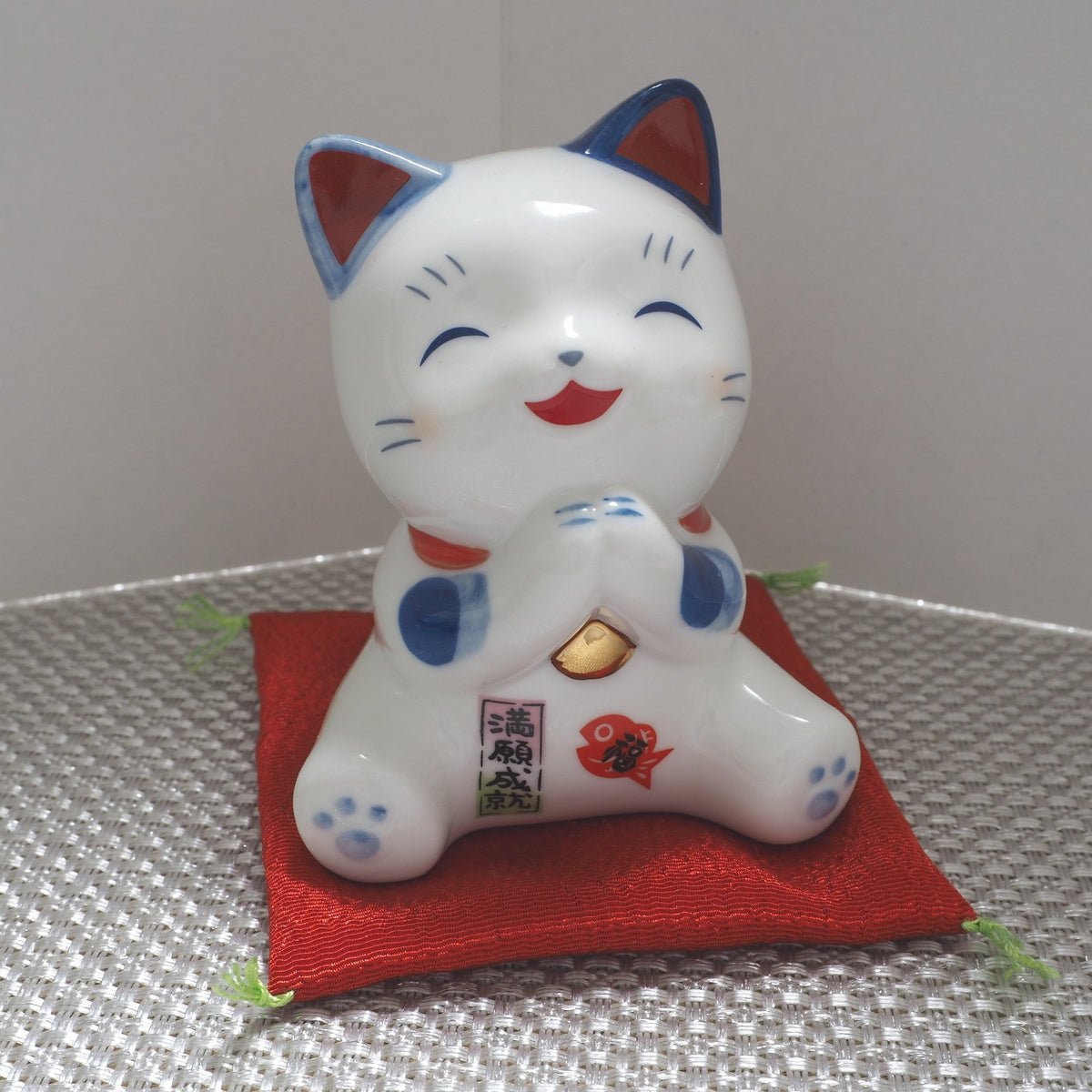 Blue & White Lucky Cat Figurine – Smiling Maneki Neko in a Wishing Pose | Yakushigama