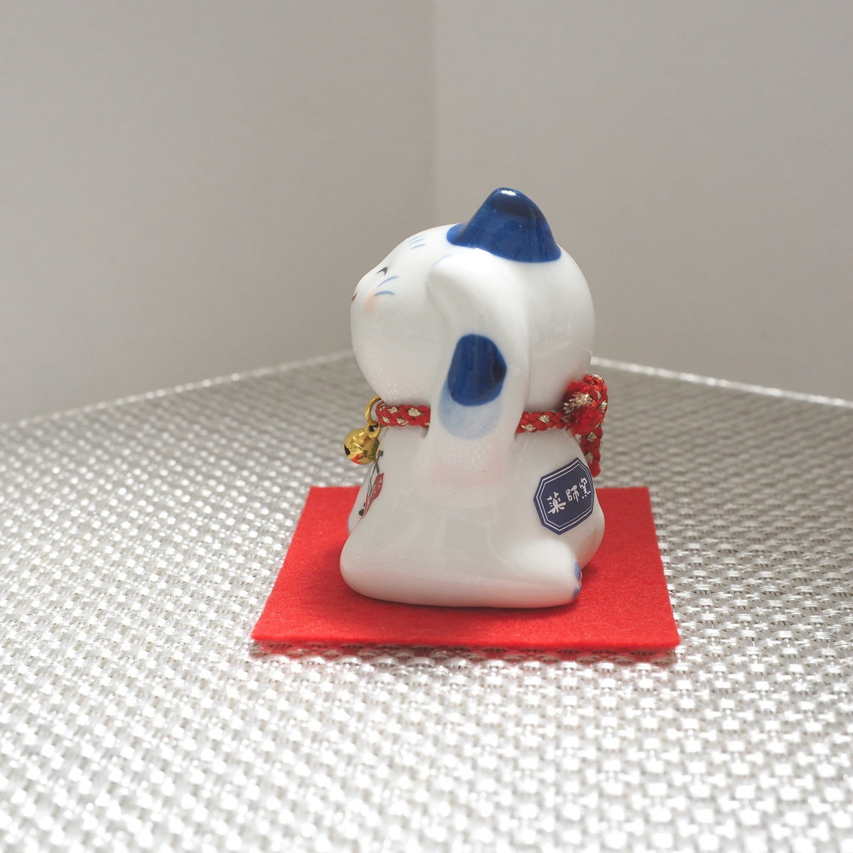 Blue & White Japanese Maneki Neko – Left Paw Raised to Invite People | Yakushigama
