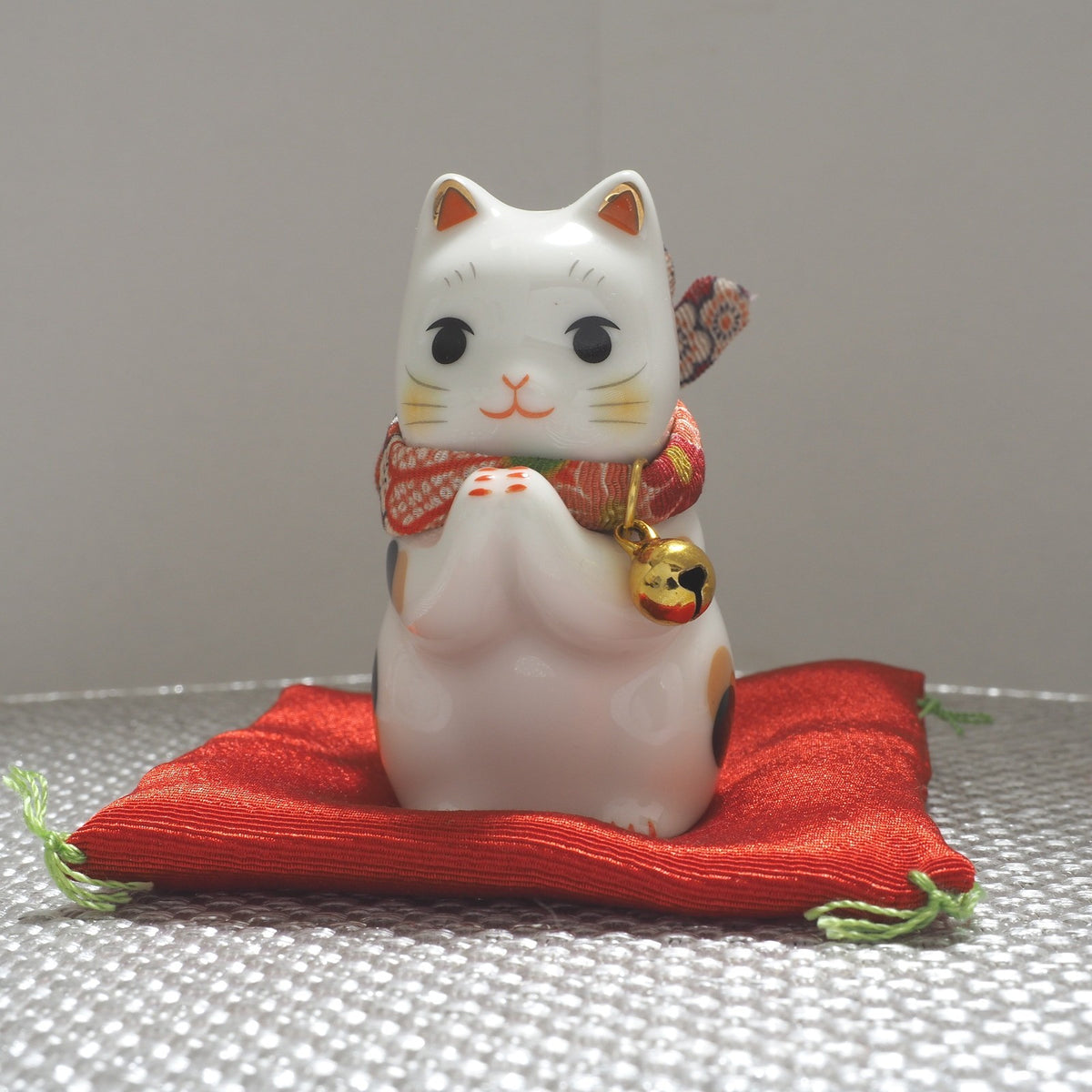 Mini Japanese Prayer Cat Figurine – Lucky Cat for Wishes | Yakushigama