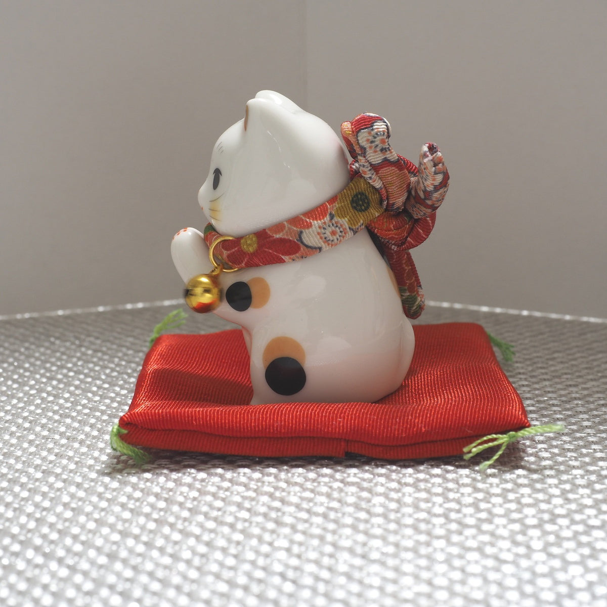 Mini Japanese Prayer Cat Figurine – Lucky Cat for Wishes | Yakushigama