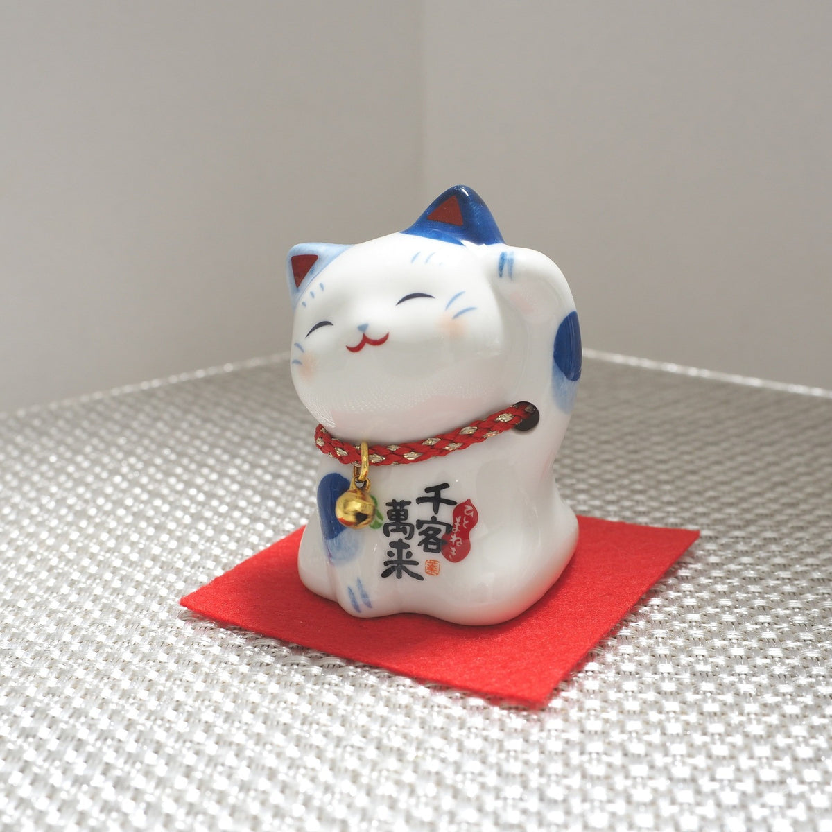 Blue & White Japanese Maneki Neko – Left Paw Raised to Invite People | Yakushigama