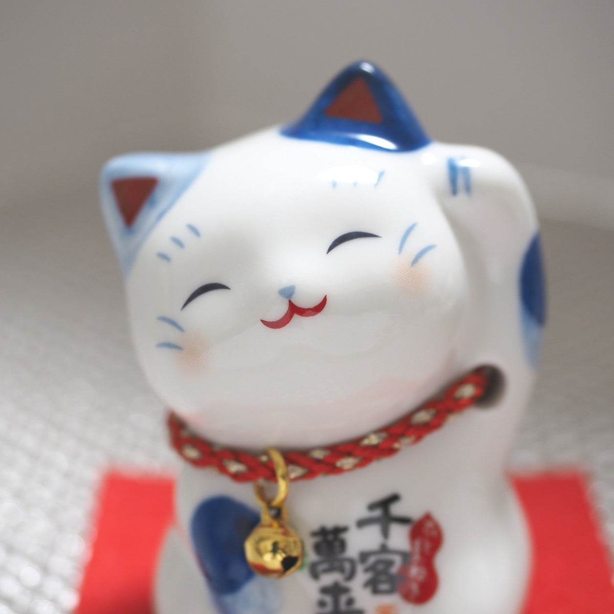 Blue & White Japanese Maneki Neko – Left Paw Raised to Invite People | Yakushigama