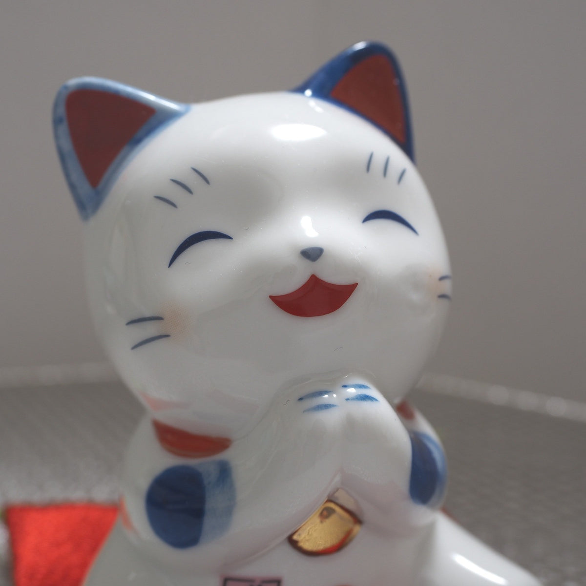Blue & White Lucky Cat Figurine – Smiling Maneki Neko in a Wishing Pose | Yakushigama