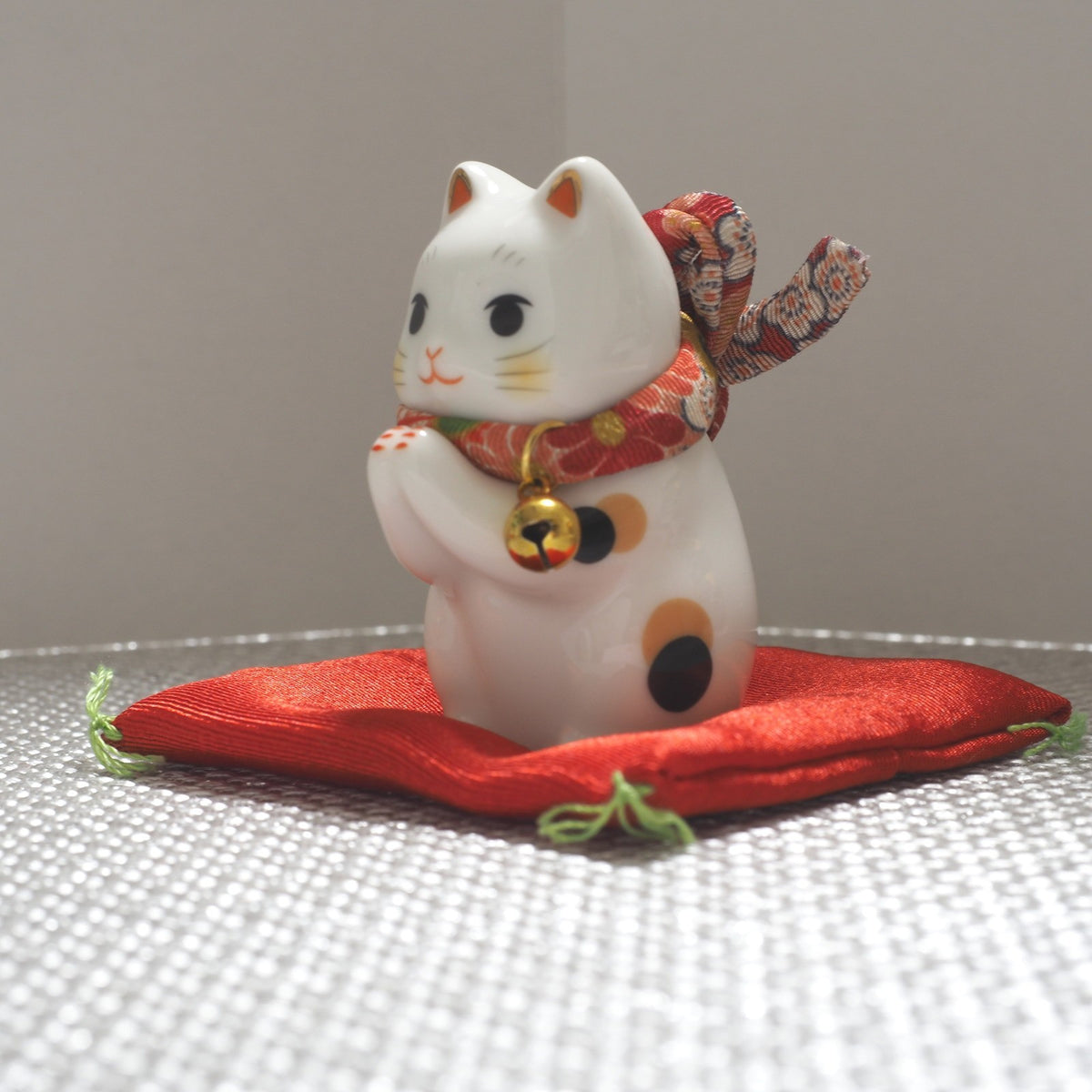 Mini Japanese Prayer Cat Figurine – Lucky Cat for Wishes | Yakushigama