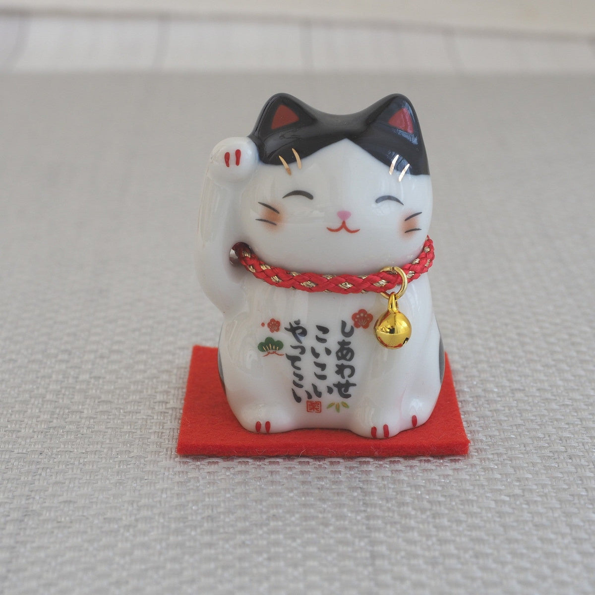 Japanese Lucky Cat Figurine – Tuxedo Maneki Neko | Yakushigama