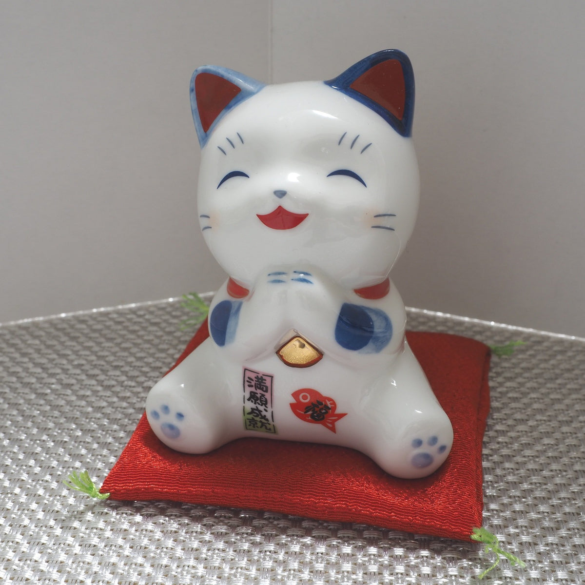Blue & White Lucky Cat Figurine – Smiling Maneki Neko in a Wishing Pose | Yakushigama