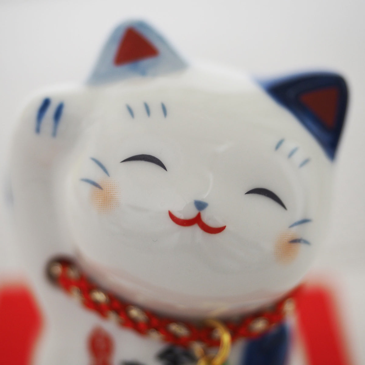 Blue & White Japanese Maneki Neko – Right Paw Raised to Invite Money | Yakushigama