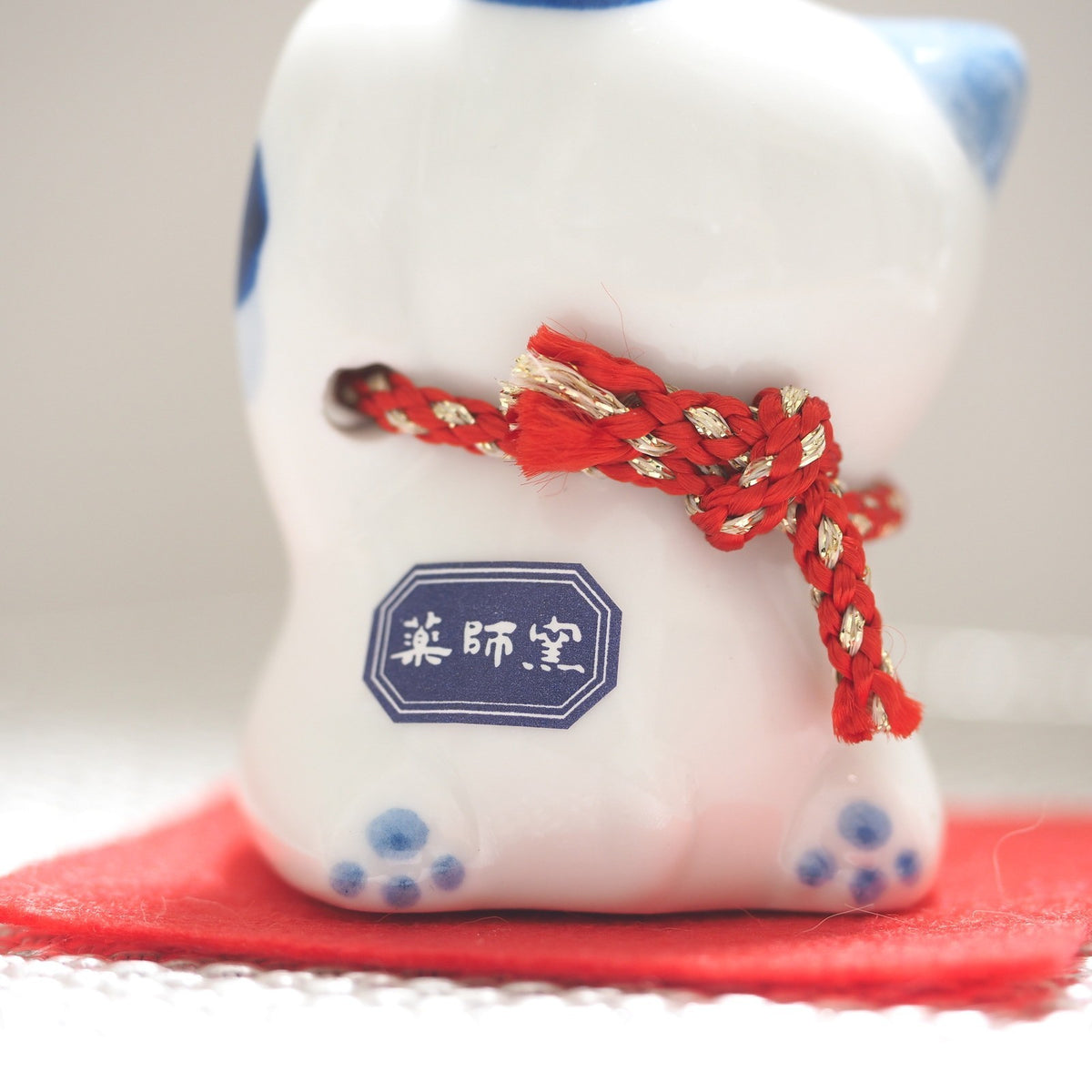 Blue & White Japanese Maneki Neko – Left Paw Raised to Invite People | Yakushigama