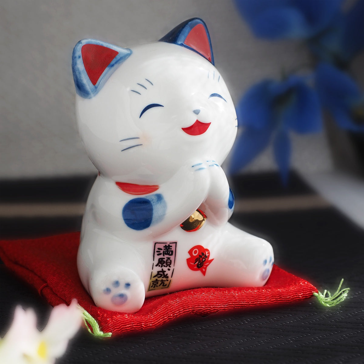 Blue & White Lucky Cat Figurine – Smiling Maneki Neko in a Wishing Pose | Yakushigama