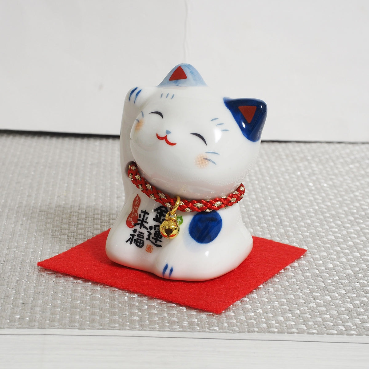 Blue & White Japanese Maneki Neko – Right Paw Raised to Invite Money | Yakushigama