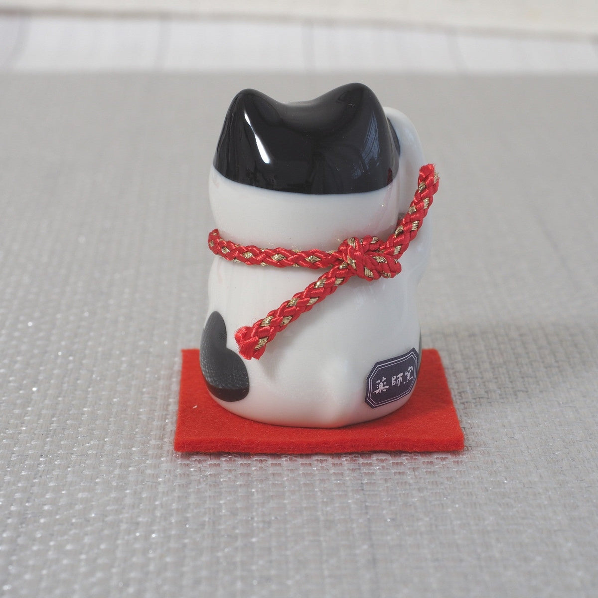 Japanese Lucky Cat Figurine – Tuxedo Maneki Neko | Yakushigama