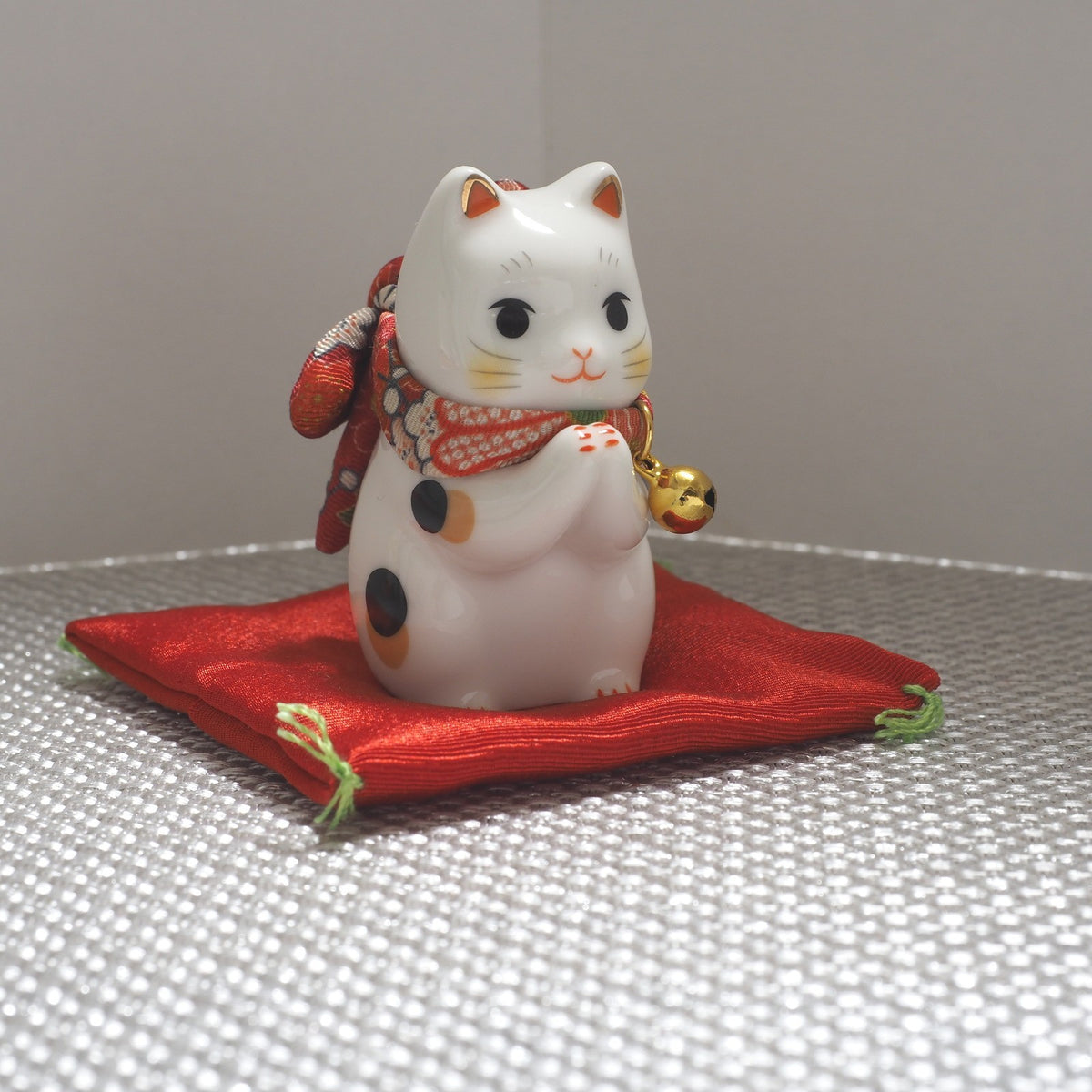 Mini Japanese Prayer Cat Figurine – Lucky Cat for Wishes | Yakushigama