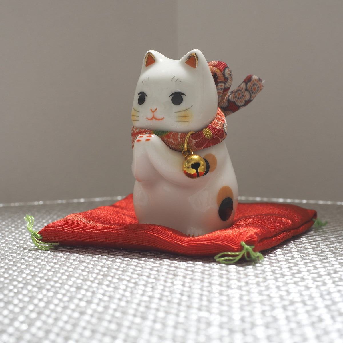 Mini Japanese Prayer Cat Figurine – Lucky Cat for Wishes | Yakushigama