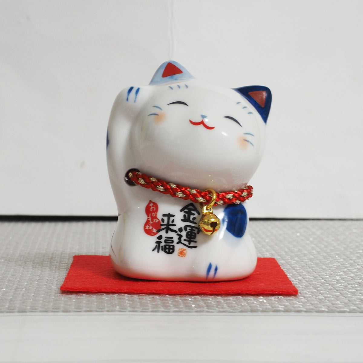 Blue & White Japanese Maneki Neko – Right Paw Raised to Invite Money | Yakushigama