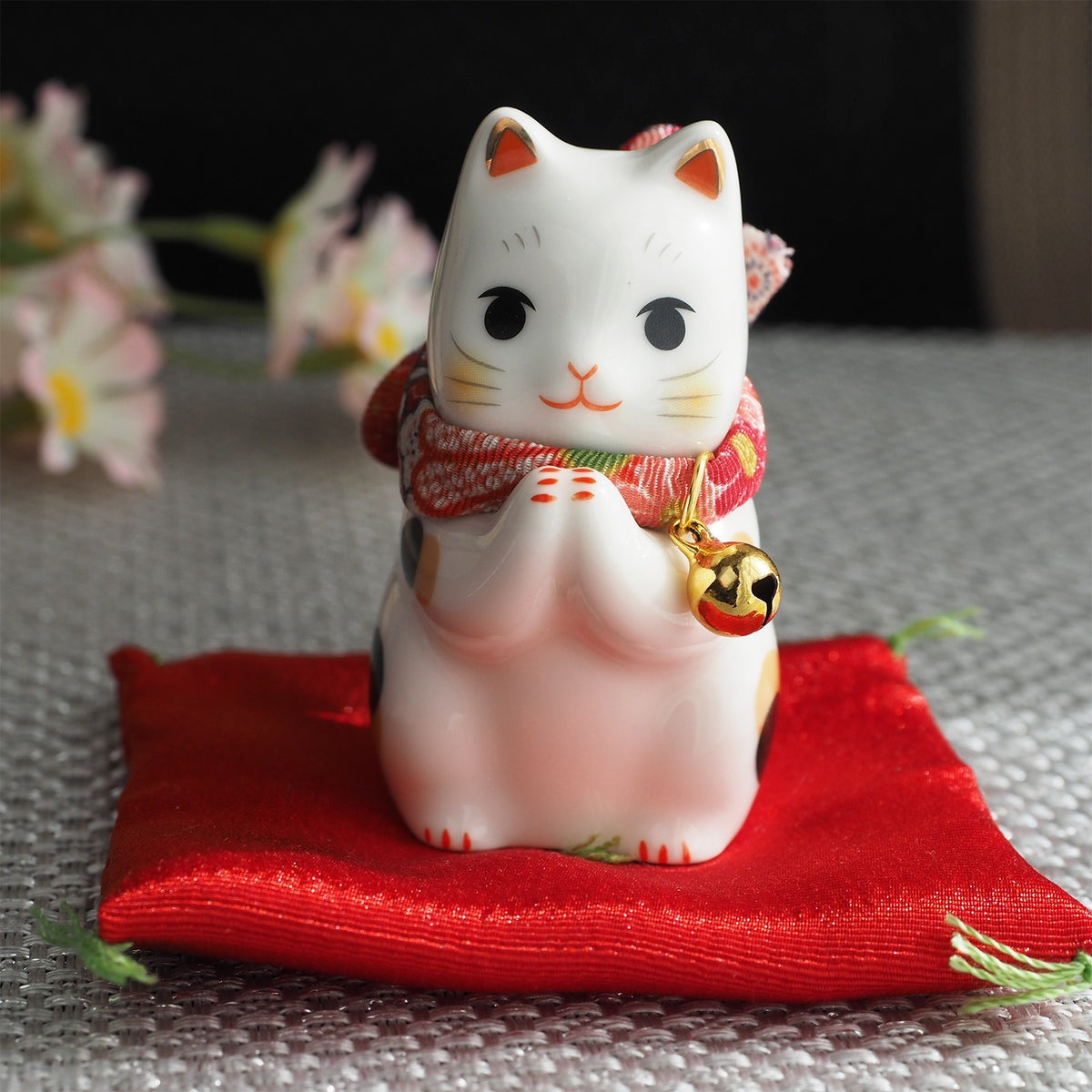 Mini Japanese Prayer Cat Figurine – Lucky Cat for Wishes | Yakushigama