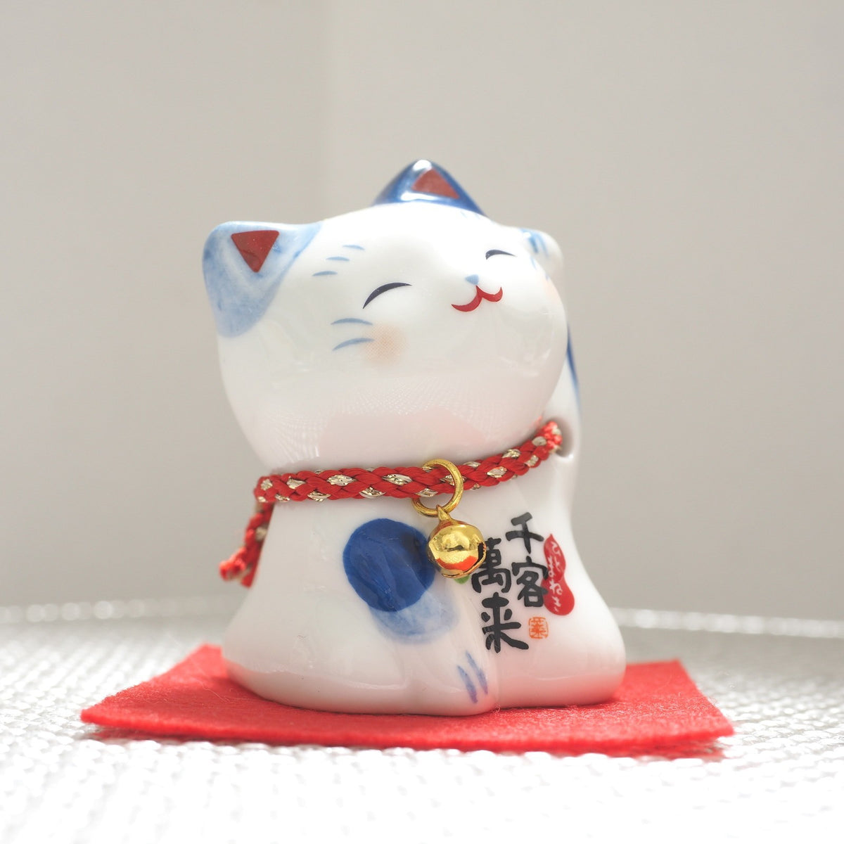 Blue & White Japanese Maneki Neko – Left Paw Raised to Invite People | Yakushigama