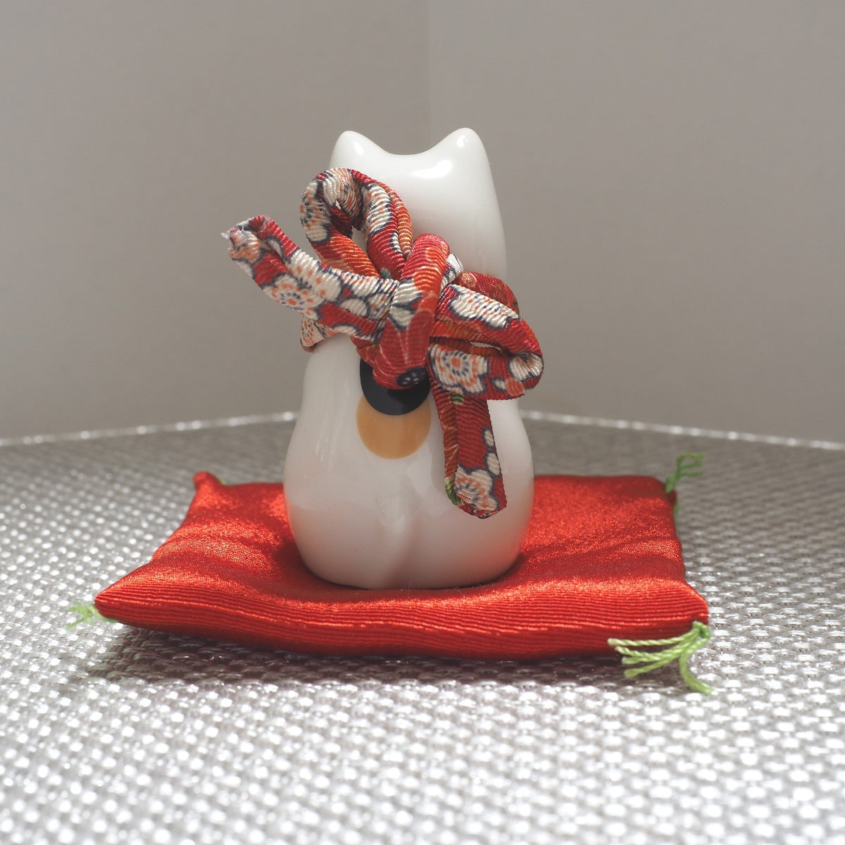 Mini Japanese Prayer Cat Figurine – Lucky Cat for Wishes | Yakushigama