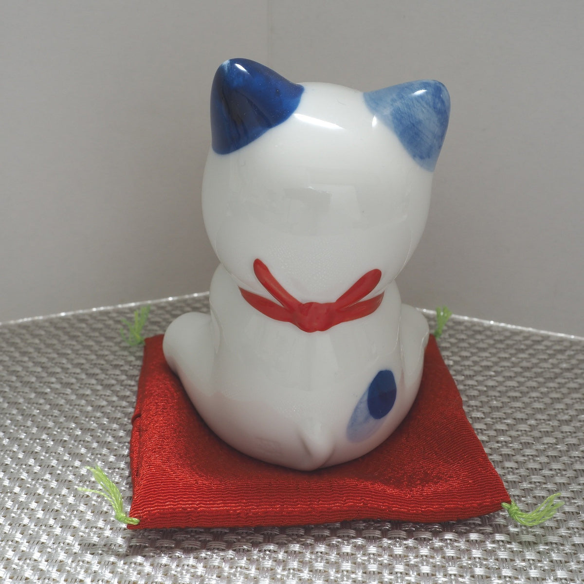 Blue & White Lucky Cat Figurine – Smiling Maneki Neko in a Wishing Pose | Yakushigama