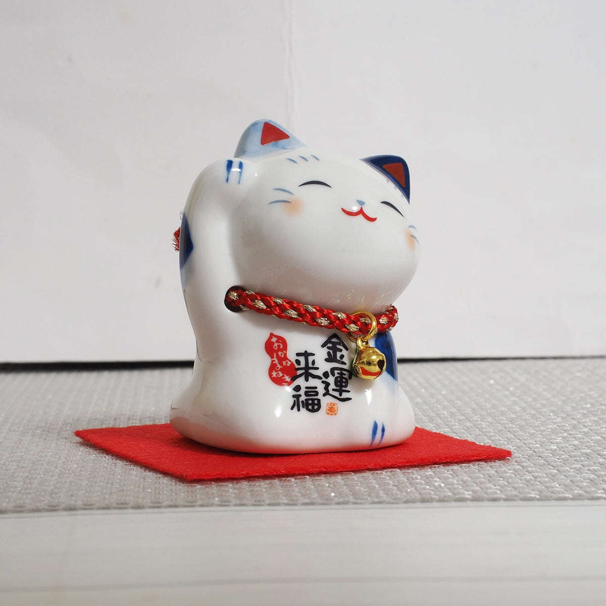 Blue & White Japanese Maneki Neko – Right Paw Raised to Invite Money | Yakushigama
