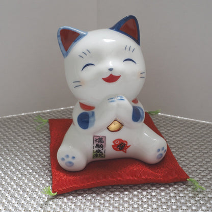 Blue & White Lucky Cat Figurine – Smiling Maneki Neko in a Wishing Pose | Yakushigama