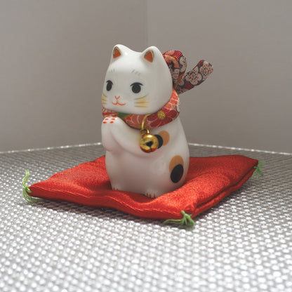 Mini Japanese Prayer Cat Figurine – Lucky Cat for Wishes | Yakushigama