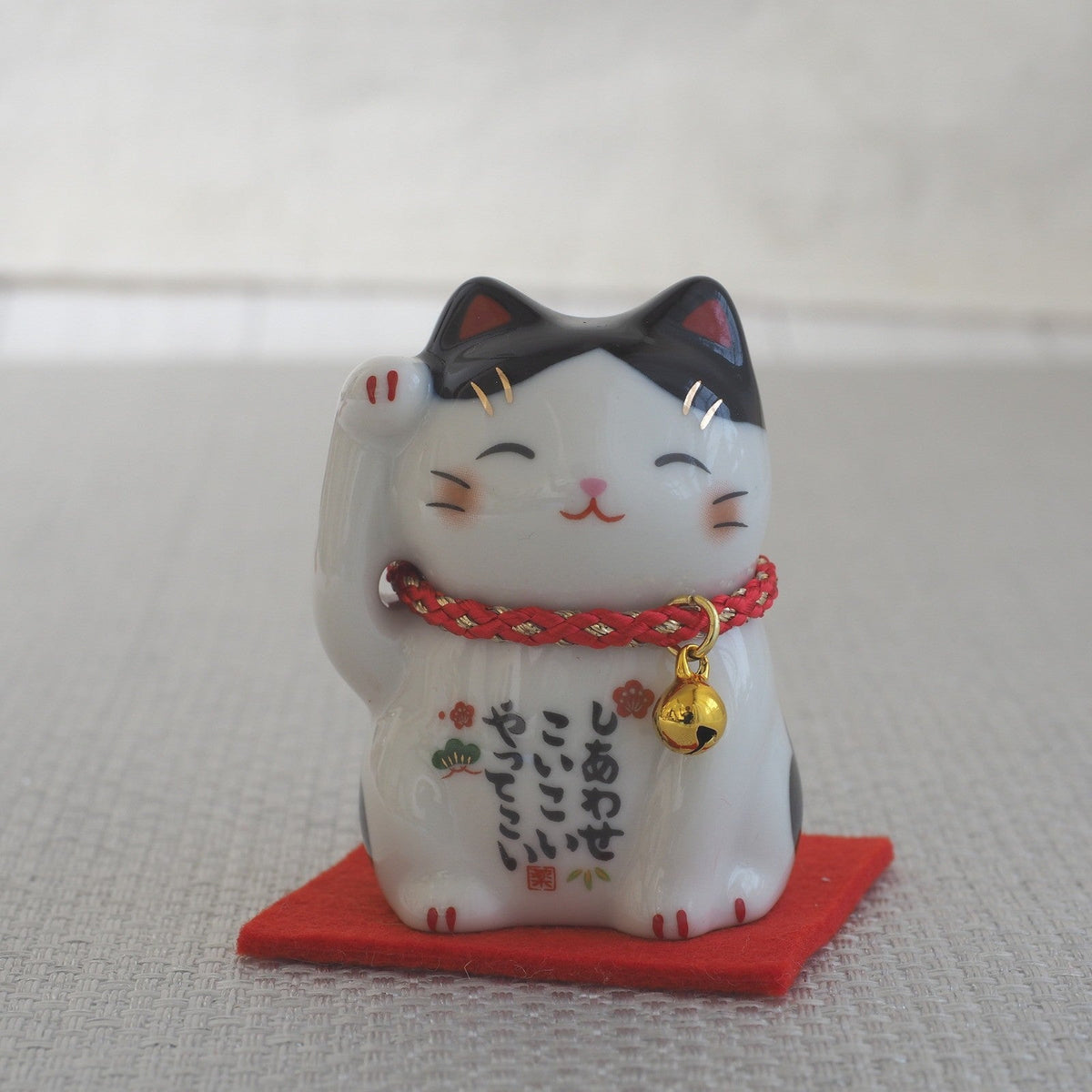 Japanese Lucky Cat Figurine – Tuxedo Maneki Neko | Yakushigama