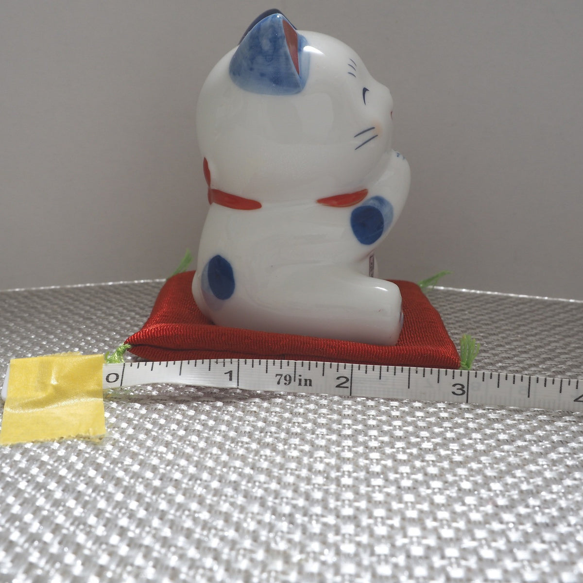 Blue & White Lucky Cat Figurine – Smiling Maneki Neko in a Wishing Pose | Yakushigama