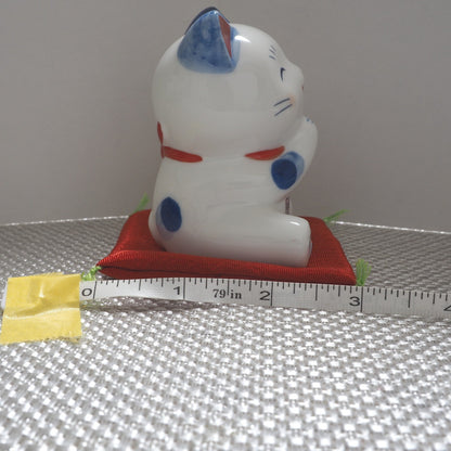Blue & White Lucky Cat Figurine – Smiling Maneki Neko in a Wishing Pose | Yakushigama