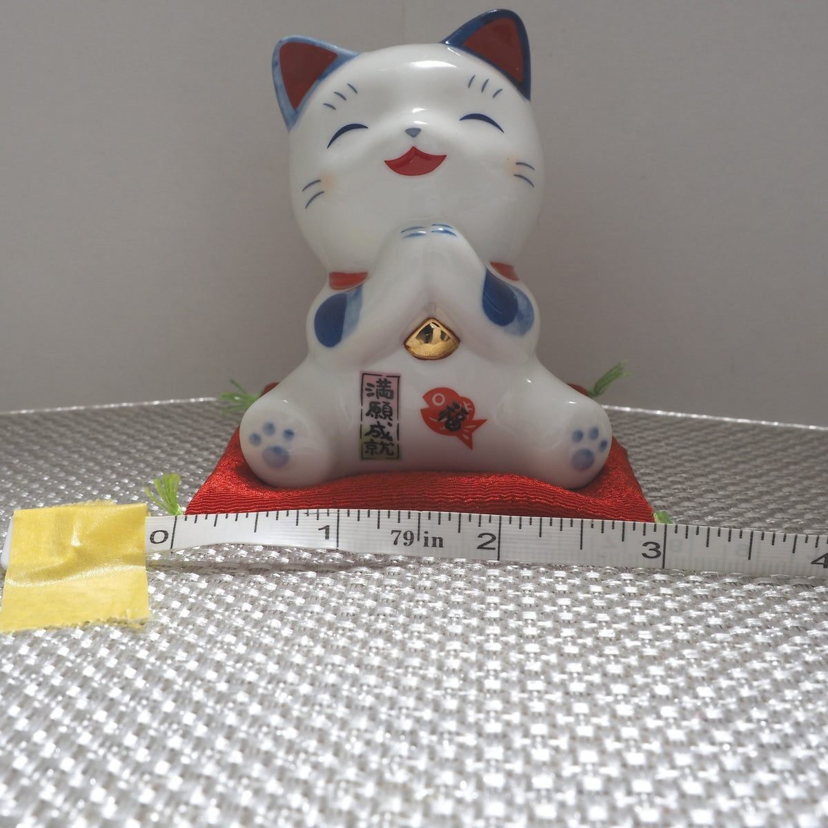Blue & White Lucky Cat Figurine – Smiling Maneki Neko in a Wishing Pose | Yakushigama