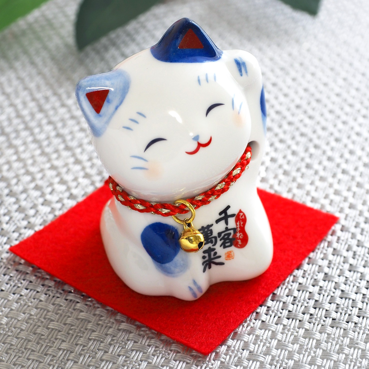 Blue & White Japanese Maneki Neko – Left Paw Raised to Invite People | Yakushigama