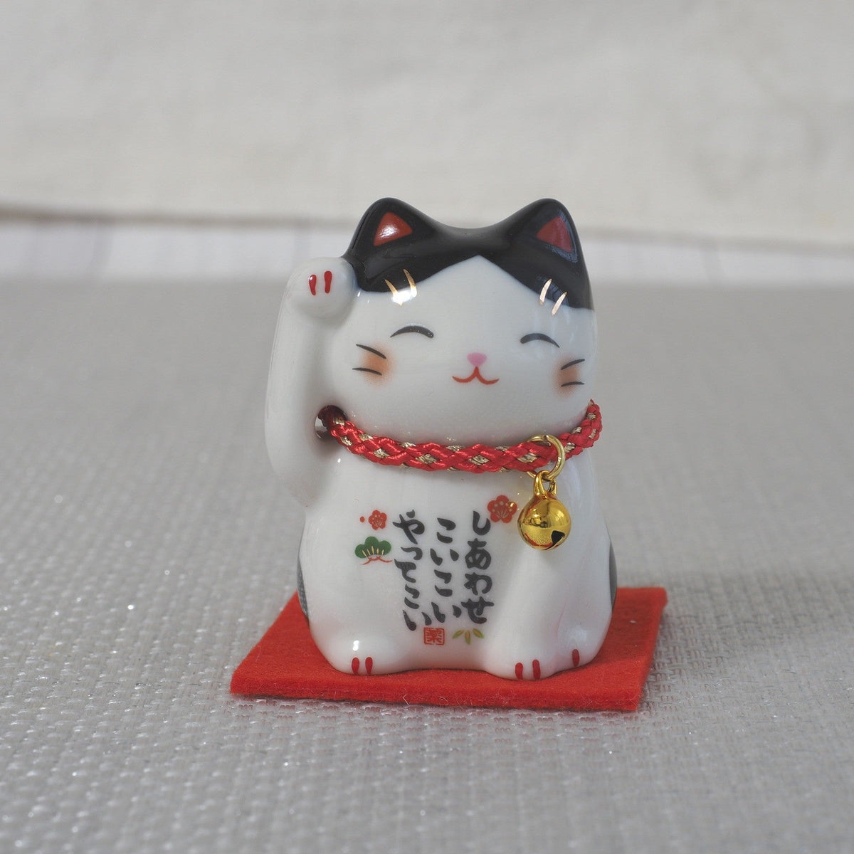 Japanese Lucky Cat Figurine – Tuxedo Maneki Neko | Yakushigama