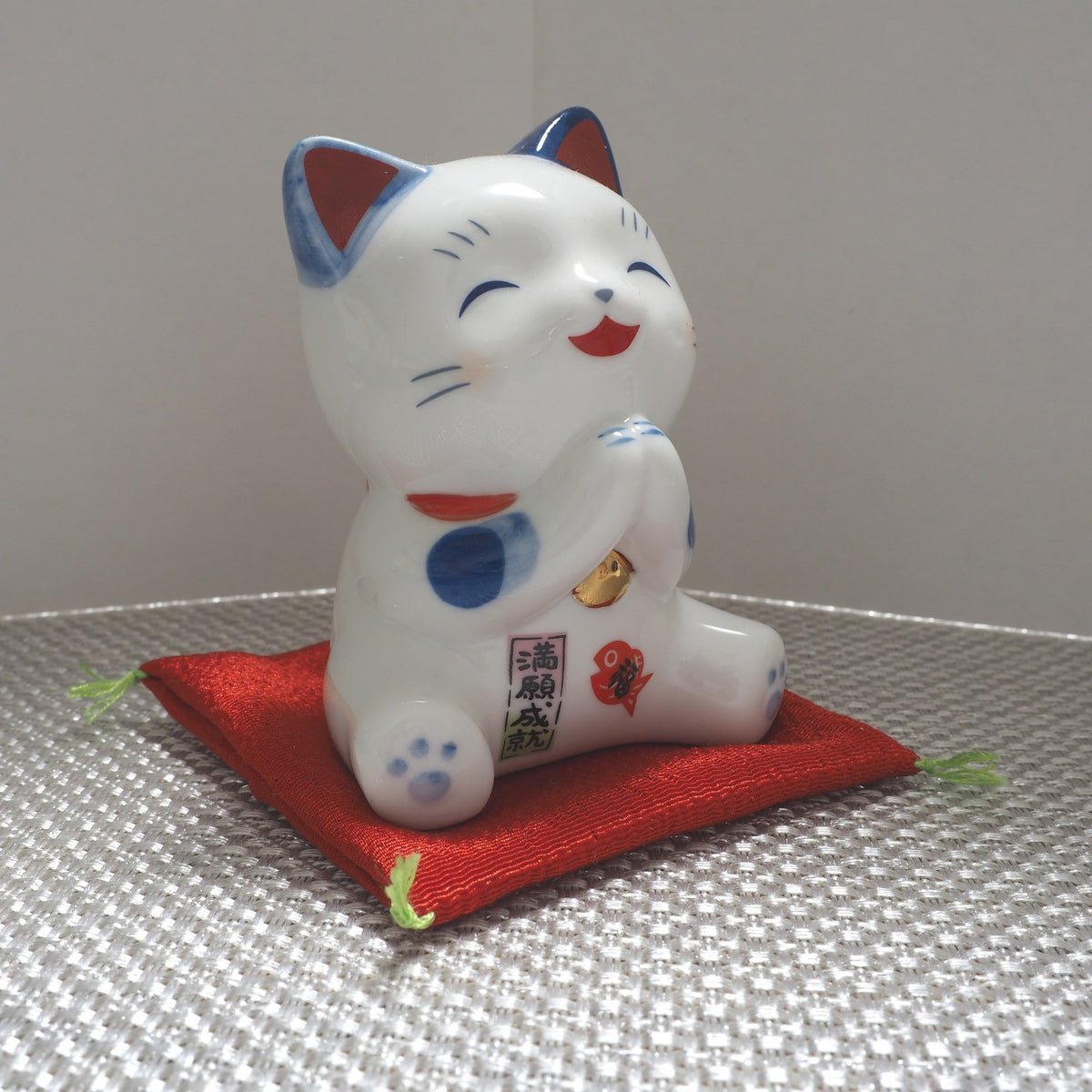 Blue & White Lucky Cat Figurine – Smiling Maneki Neko in a Wishing Pose | Yakushigama