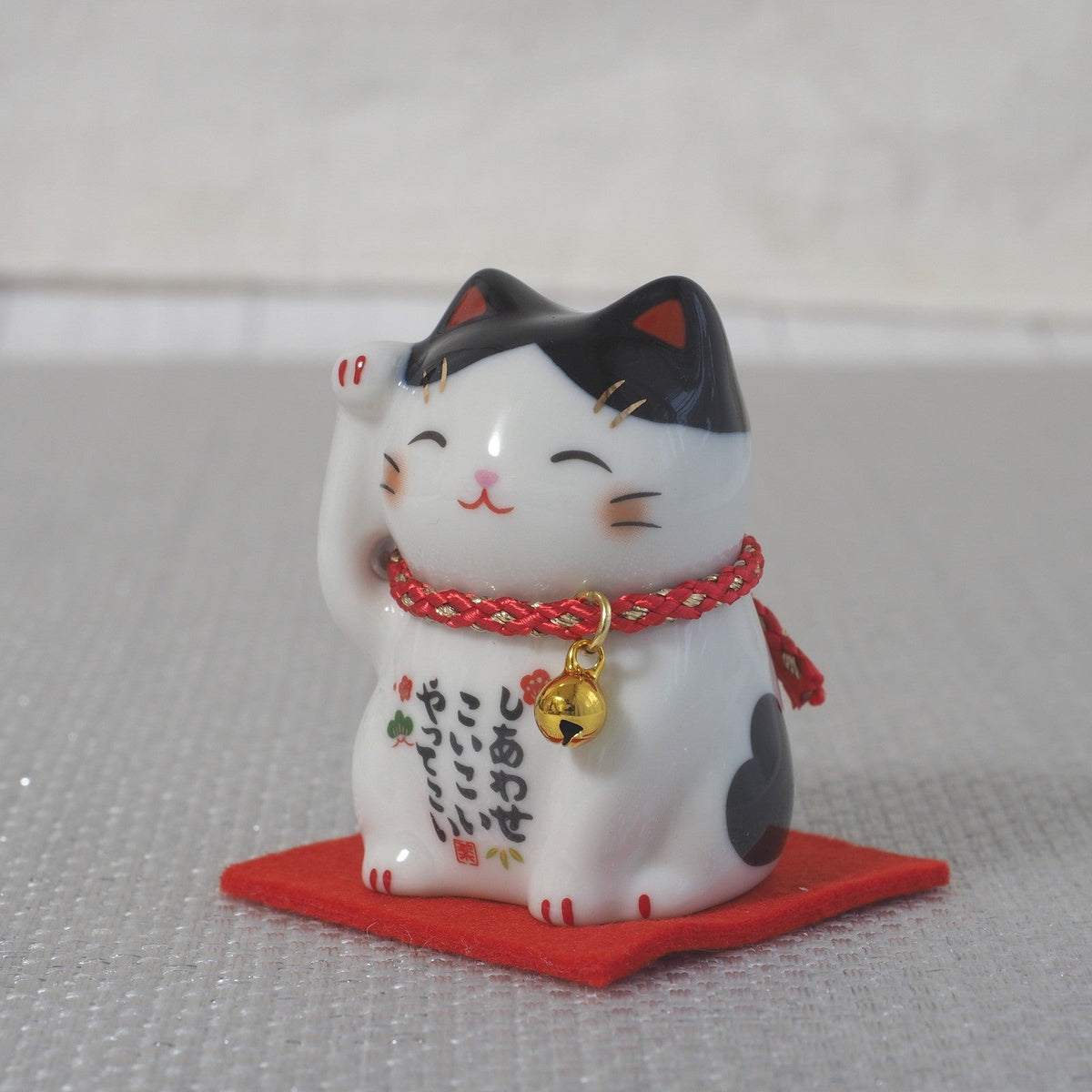 Japanese Lucky Cat Figurine – Tuxedo Maneki Neko | Yakushigama