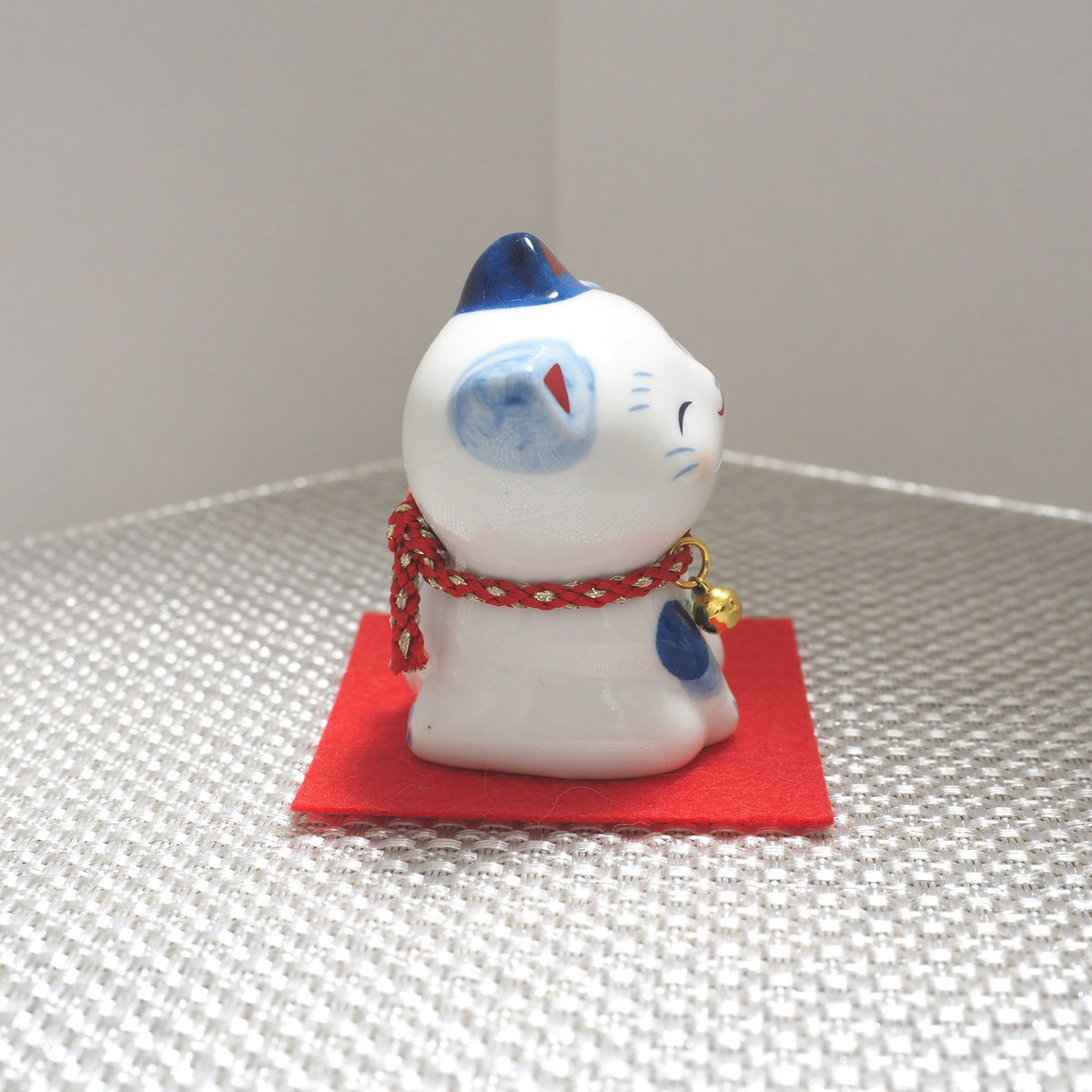 Blue & White Japanese Maneki Neko – Left Paw Raised to Invite People | Yakushigama