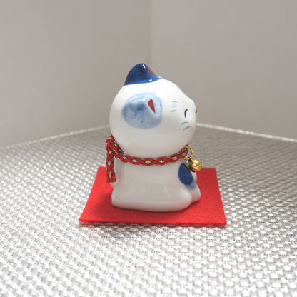Blue & White Japanese Maneki Neko – Left Paw Raised to Invite People | Yakushigama