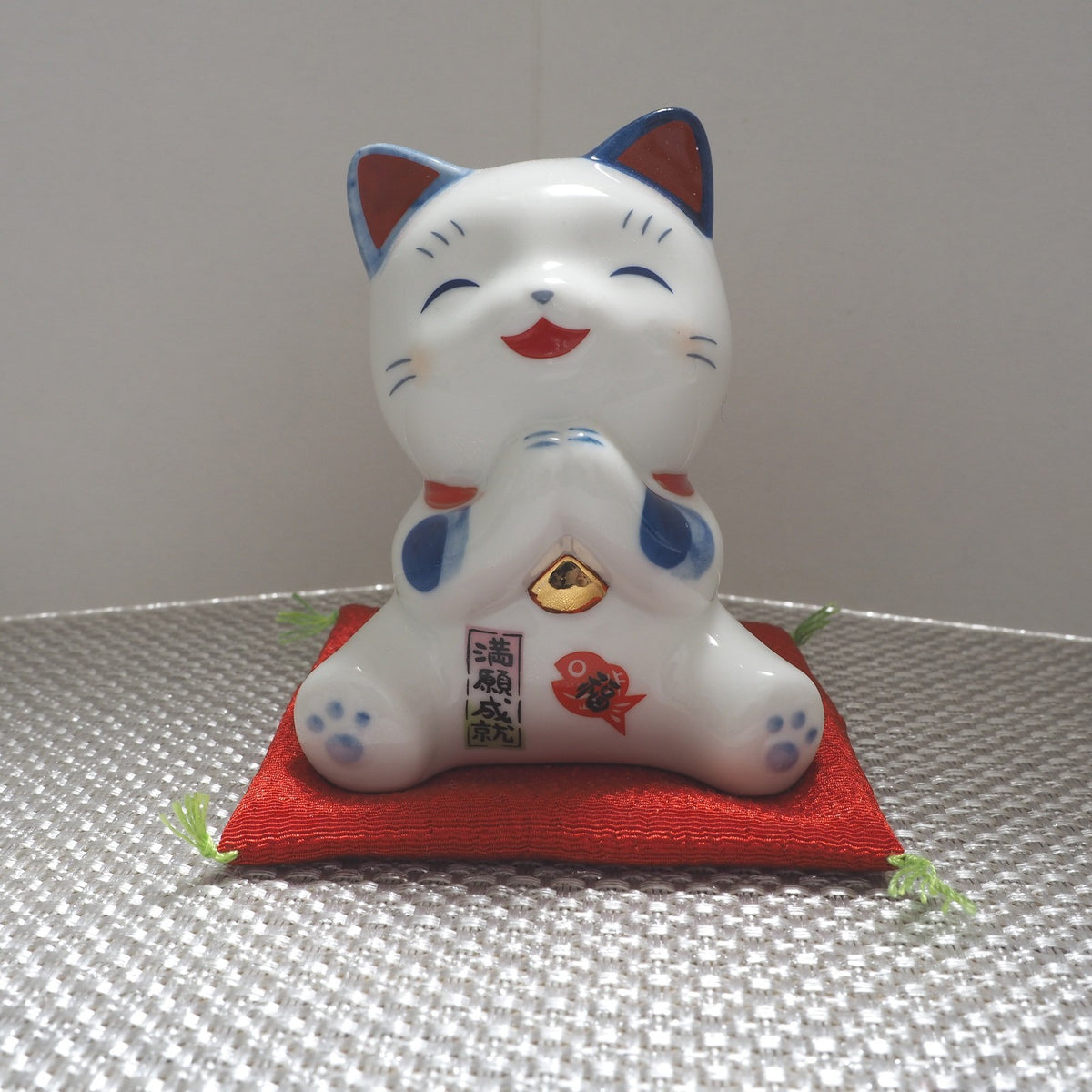 Blue & White Lucky Cat Figurine – Smiling Maneki Neko in a Wishing Pose | Yakushigama