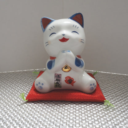 Blue & White Lucky Cat Figurine – Smiling Maneki Neko in a Wishing Pose | Yakushigama