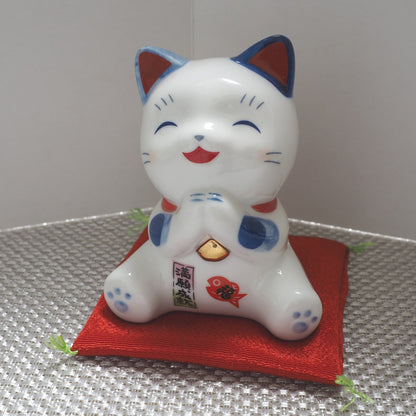 Blue & White Lucky Cat Figurine – Smiling Maneki Neko in a Wishing Pose | Yakushigama