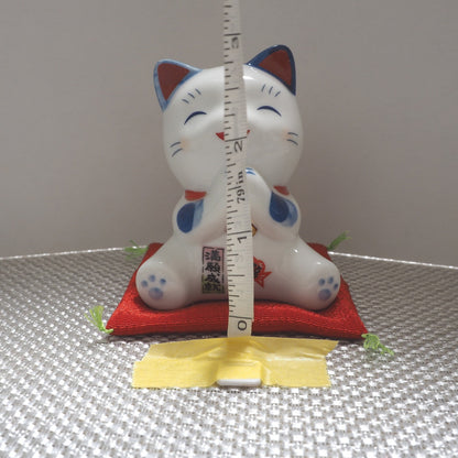 Blue & White Lucky Cat Figurine – Smiling Maneki Neko in a Wishing Pose | Yakushigama
