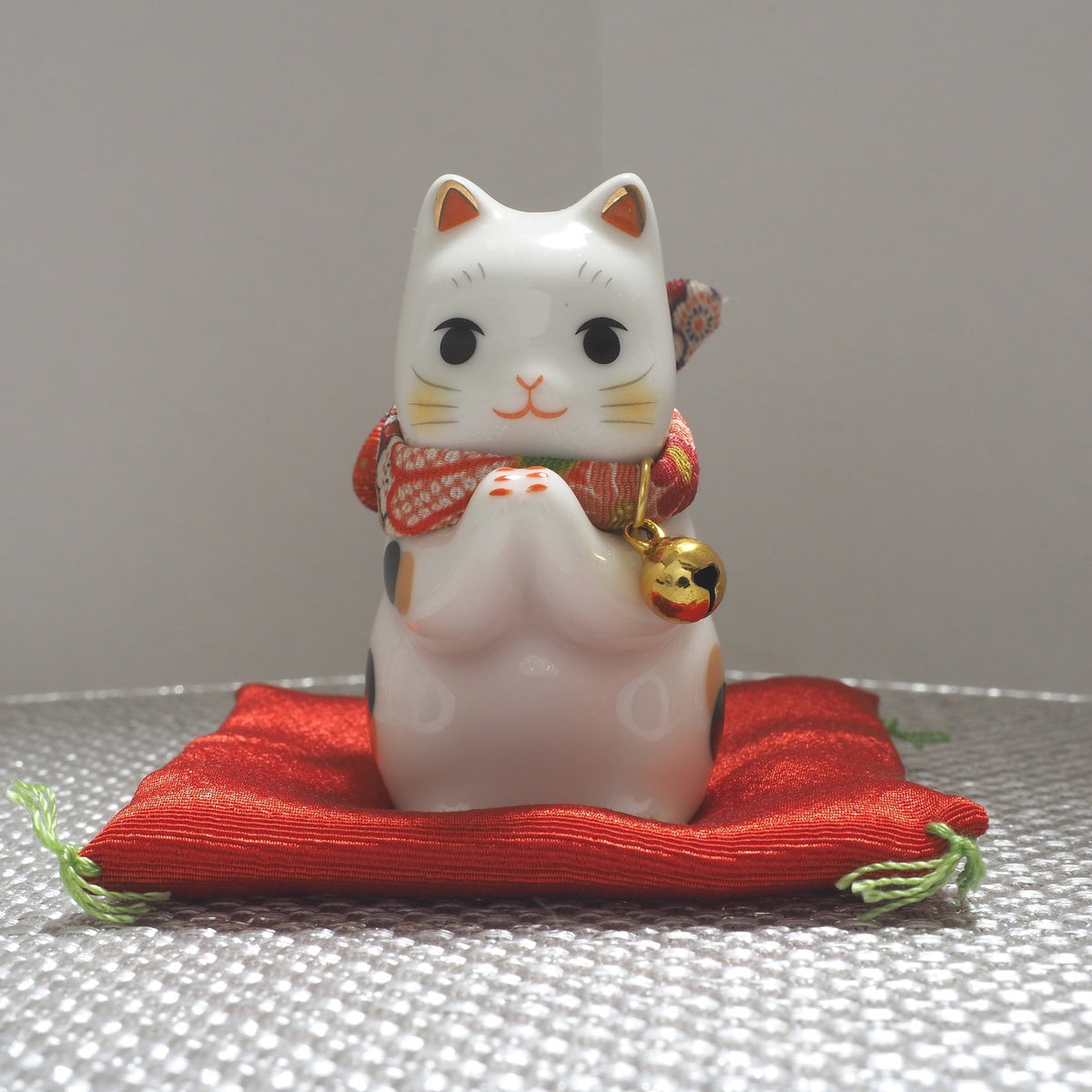 Mini Japanese Prayer Cat Figurine – Lucky Cat for Wishes | Yakushigama