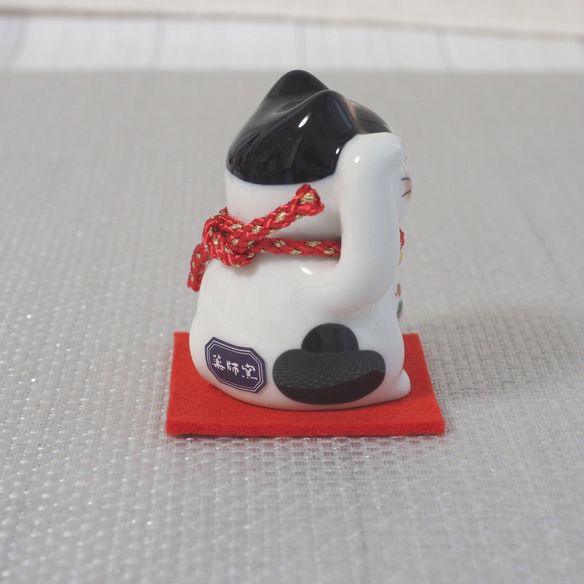 Japanese Lucky Cat Figurine – Tuxedo Maneki Neko | Yakushigama