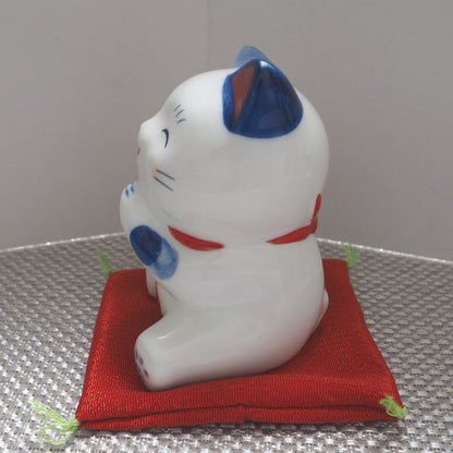 Blue & White Lucky Cat Figurine – Smiling Maneki Neko in a Wishing Pose | Yakushigama