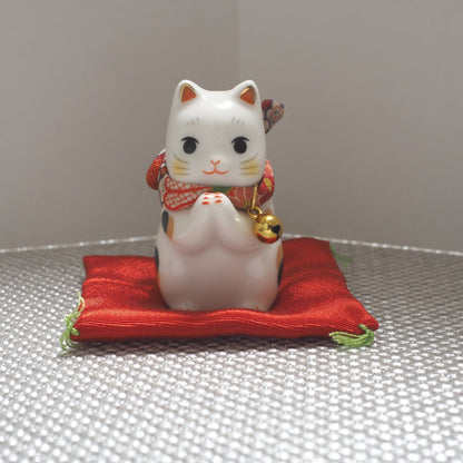 Mini Japanese Prayer Cat Figurine – Lucky Cat for Wishes | Yakushigama