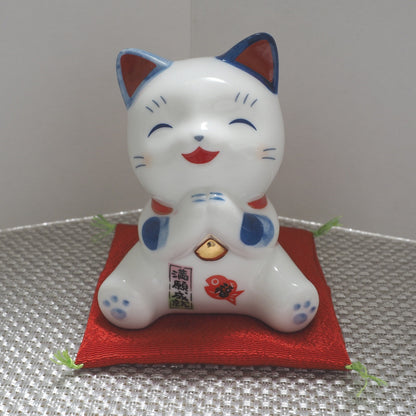 Blue & White Lucky Cat Figurine – Smiling Maneki Neko in a Wishing Pose | Yakushigama