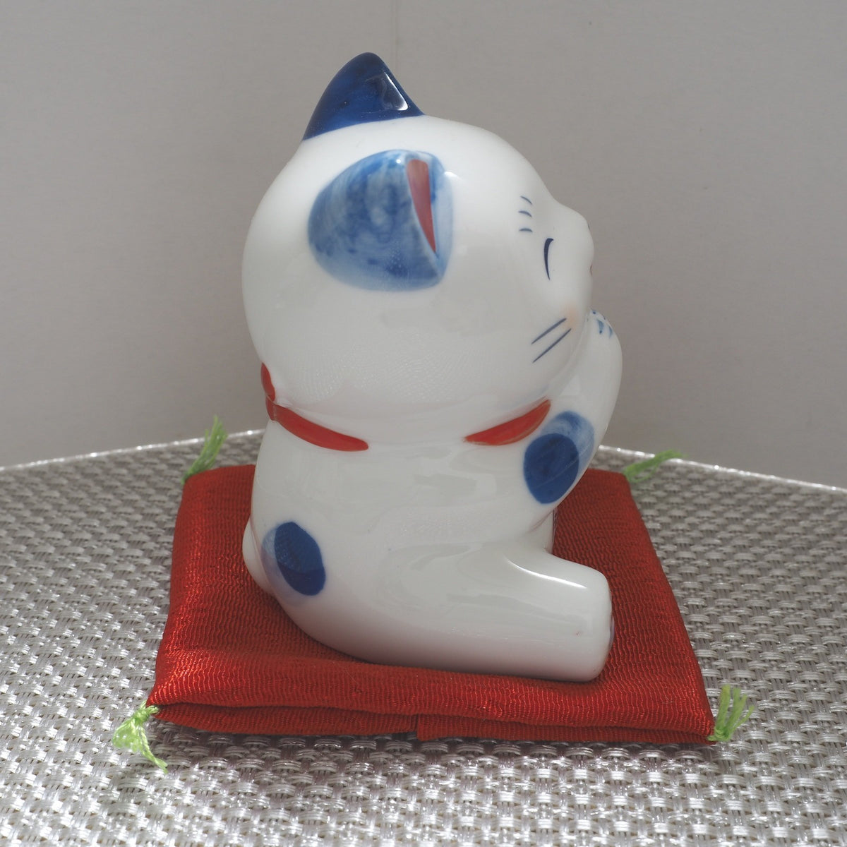 Blue & White Lucky Cat Figurine – Smiling Maneki Neko in a Wishing Pose | Yakushigama