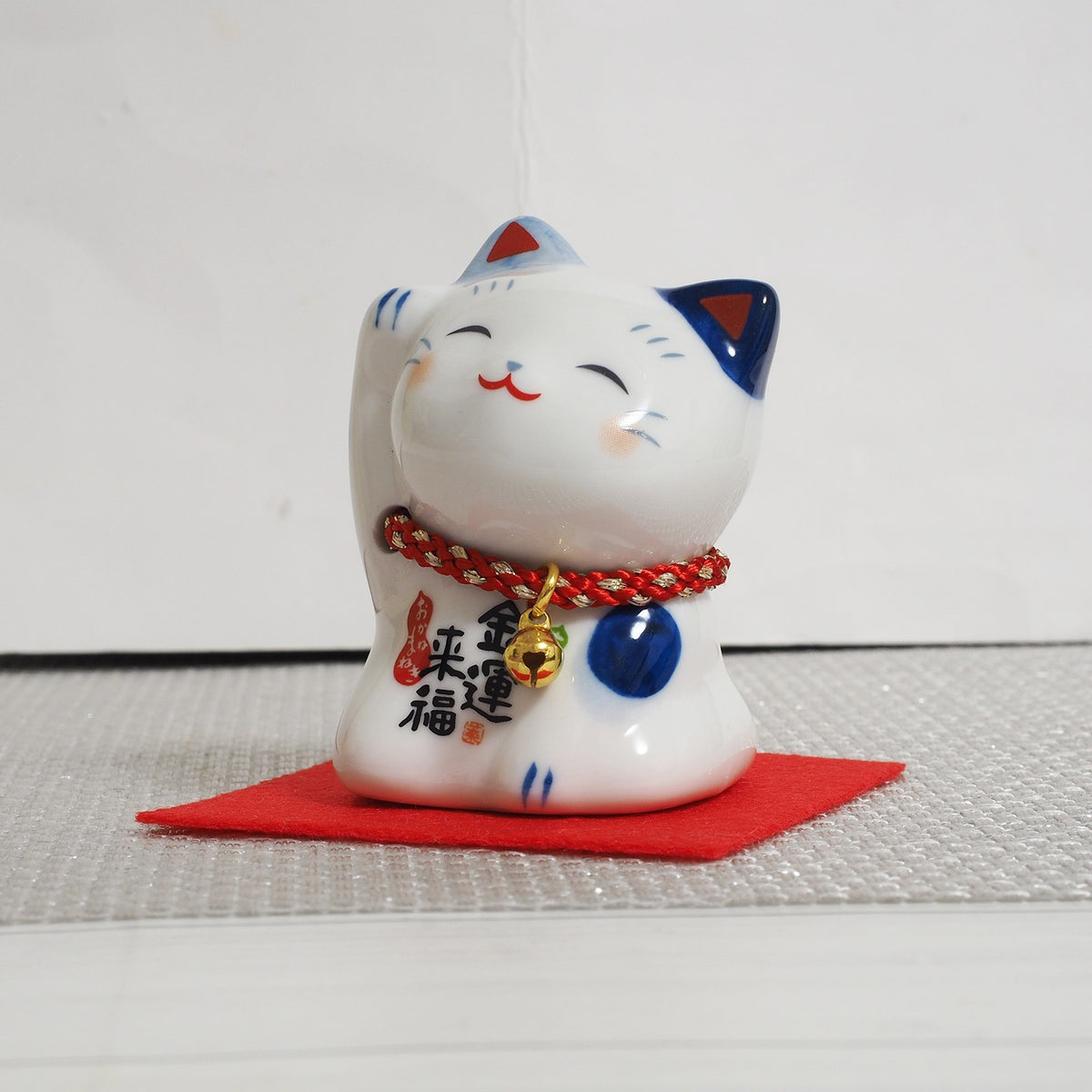 Blue & White Japanese Maneki Neko – Right Paw Raised to Invite Money | Yakushigama